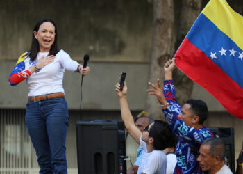 AME9799. CARACAS (VENEZUELA), 09/01/2025.- La líder antichavista María Corina Machado saluda a sus seguidores este jueves, en una manifestación en Caracas (Venezuela). Machado anunció, a un día de la toma de posesión presidencial, el comienzo de una "nueva fase" del proceso para "la libertad de Venezuela", y pidió a los ciudadanos estar atentos a las señales sobre los próximos pasos. EFE/ Miguel Gutiérrez