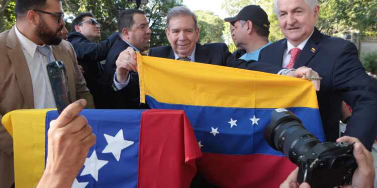 AME8594. MONTEVIDEO (URUGUAY), 04/01/2025.- El líder opositor venezolano Edmundo González Urrutia posa con una bandera de Venezuela este sábado, en Montevideo (Uruguay). González Urrutia agradeció al presidente de Uruguay, Luis Lacalle Pou, "por haber sido solidario" con la causa de su país y aseguró a la gente que lo acompañó en Montevideo que se logrará la recuperación de Venezuela. EFE/ Gastón Britos