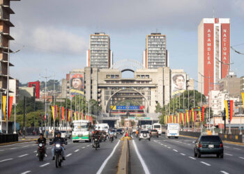 AME9074. CARACAS (VENEZUELA), 07/01/2025.- Fotografía de una avenida este lunes, en Caracas (Venezuela). La Venezuela que el 10 de enero comienza un nuevo sexenio presidencial arrastra problemas en economía, infraestructura, servicios públicos, salud, educación e instituciones, entre otros, que obstruyen el camino hacia una recuperación sostenida y que, por tanto, supondrán los principales desafíos para el período 2025-2031. EFE/ Ronald Peña R.