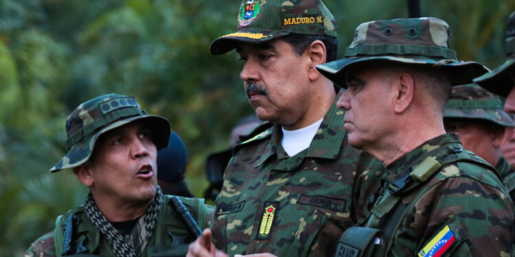 AME3304. CARACAS (VENEZUELA), 22/01/2025.- Fotografía cedida por el Palacio de Miraflores donde se observa al líder chavista Nicolás Maduro (c) durante ejercicios militares este miércoles, en Caracas (Venezuela). EFE/ Palacio de Miraflores /SOLO USO EDITORIAL/ SOLO DISPONIBLE PARA ILUSTRAR LA NOTICIA QUE ACOMPAÑA (CRÉDITO OBLIGATORIO)