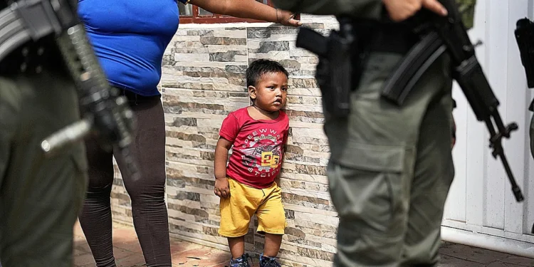 La policía vigila una escuela que sirve de refugio a personas desplazadas por la violencia en la región del Catatumbo.Fernando VergaraAP