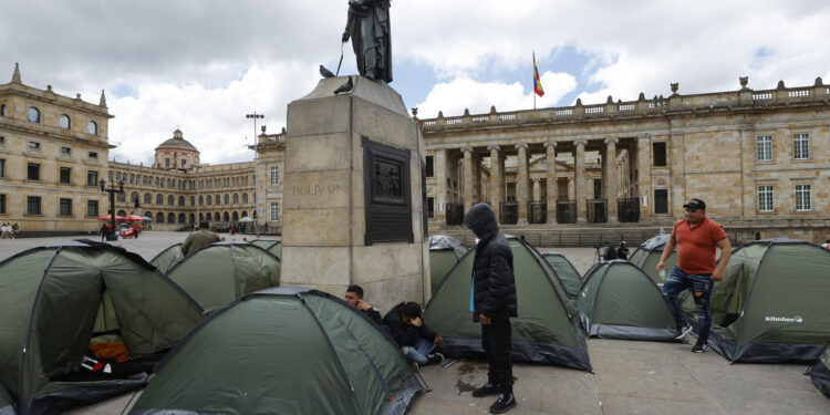 AME4963. BOGOTÁ (COLOMBIA), 29/01/2025.- Fotografía de un campamento de líderes campesinos de la región del Catatumbo este miércoles, en la Plaza de Bolívar en Bogotá (Colombia). La violencia generada por los enfrentamientos entre la guerrilla del Ejército de Liberación Nacional (ELN) y el Frente 33 de las disidencias de las FARC ha causado el desplazamiento de más de 40.000 personas. EFE/ Mauricio Dueñas Castañeda