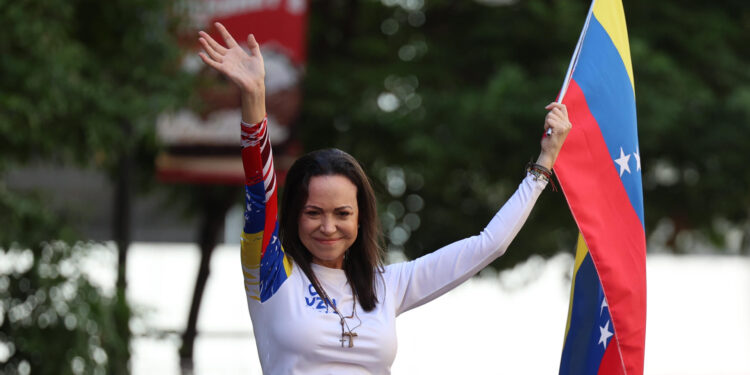 AME9799. CARACAS (VENEZUELA), 09/01/2025.- La líder antichavista María Corina Machado saluda a sus seguidores este jueves, en una manifestación en Caracas (Venezuela). Machado expresó, cuando salió de la clandestinidad para participar en una protesta en Caracas, que Venezuela "superó el miedo" al estar en las calles para -aseguró- defender el reclamado triunfo de Edmundo González Urrutia en las elecciones del pasado julio, en las que Nicolás Maduro fue proclamado ganador por el organismo comicial. EFE/ Miguel Gutiérrez