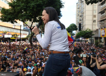 AME9806. CARACAS (VENEZUELA), 09/01/2025.- La líder antichavista María Corina Machado pronuncia un discurso este jueves, en una manifestación en Caracas (Venezuela). Machado anunció, a un día de la toma de posesión presidencial, el comienzo de una "nueva fase" del proceso para "la libertad de Venezuela", y pidió a los ciudadanos estar atentos a las señales sobre los próximos pasos. EFE/ Miguel Gutiérrez