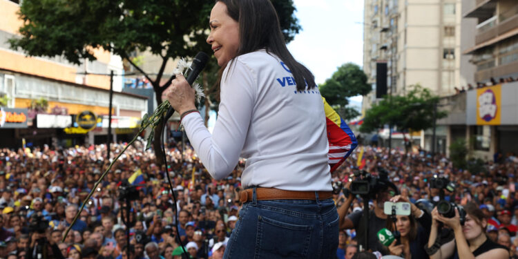 AME9806. CARACAS (VENEZUELA), 09/01/2025.- La líder antichavista María Corina Machado pronuncia un discurso este jueves, en una manifestación en Caracas (Venezuela). Machado anunció, a un día de la toma de posesión presidencial, el comienzo de una "nueva fase" del proceso para "la libertad de Venezuela", y pidió a los ciudadanos estar atentos a las señales sobre los próximos pasos. EFE/ Miguel Gutiérrez