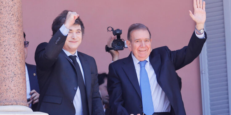 AME8508. BUENOS AIRES (ARGENTINA), 04/01/2025.- El presidente de Argentina Javier Milei (i) y el líder opositor venezolano Edmundo González Urrutia saludan este sábado, desde un balcón de la Casa Rosada en Buenos Aires (Argentina). Milei y González Urrutia salieron al balcón de la Casa Rosada para saludar a los miles de venezolanos congregados en la Plaza de Mayo de Buenos Aires, que acompañaron al líder opositor venezolano en su primera parada de una gira por varios países latinoamericanos. EFE/ Juan Ignacio Roncoroni