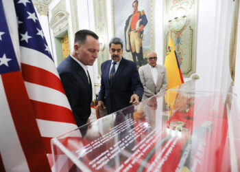 AME5560. CARACAS (VENEZUELA), 31/01/2025.- Fotografía cedida por Palacio de Miraflores donde se observa al líder chavista Nicolás Maduro (d) junto al enviado especial del presidente de Estados Unidos Donald Trump, Richard Grenell (i), este viernes, en Caracas (Venezuela). Maduro -investido por la chavista Asamblea Nacional (AN, Parlamento) para un tercer mandato en Venezuela, tras su cuestionada reelección en julio pasado- recibió al enviado especial del presidente de Estados Unidos planteó una "agenda cero" con el Gobierno norteamericano, informó el titular de Comunicación del país caribeño, Freddy Ñáñez. EFE/ Palacio de Miraflores /SOLO USO EDITORIAL/NO VENTAS/SOLO DISPONIBLE PARA ILUSTRAR LA NOTICIA QUE ACOMPAÑA (CRÉDITO OBLIGATORIO)