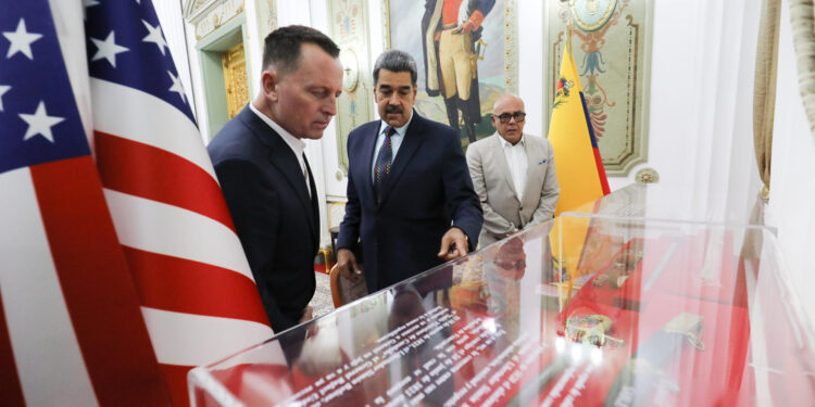 AME5560. CARACAS (VENEZUELA), 31/01/2025.- Fotografía cedida por Palacio de Miraflores donde se observa al líder chavista Nicolás Maduro (d) junto al enviado especial del presidente de Estados Unidos Donald Trump, Richard Grenell (i), este viernes, en Caracas (Venezuela). Maduro -investido por la chavista Asamblea Nacional (AN, Parlamento) para un tercer mandato en Venezuela, tras su cuestionada reelección en julio pasado- recibió al enviado especial del presidente de Estados Unidos planteó una "agenda cero" con el Gobierno norteamericano, informó el titular de Comunicación del país caribeño, Freddy Ñáñez. EFE/ Palacio de Miraflores /SOLO USO EDITORIAL/NO VENTAS/SOLO DISPONIBLE PARA ILUSTRAR LA NOTICIA QUE ACOMPAÑA (CRÉDITO OBLIGATORIO)