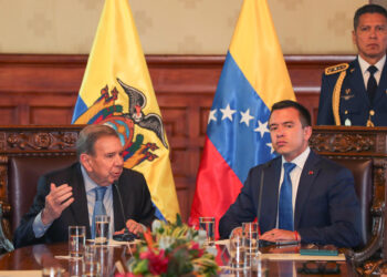 AME4643. QUITO (ECUADOR), 28/01/2025.- El presidente de Ecuador, Daniel Noboa (d), participa durante una reunión con el líder antichavista Edmundo González Urrutia, este martes en el Palacio de Gobierno en Quito (Ecuador). González Urrutia visita Ecuador para reunirse con Noboa -quien lo reconoce como ganador de las presidenciales-, tras visitar, en las últimas semanas, Argentina, Uruguay, Panamá, República Dominicana, Guatemala, Costa Rica y Estados Unidos. EFE/ José Jácome