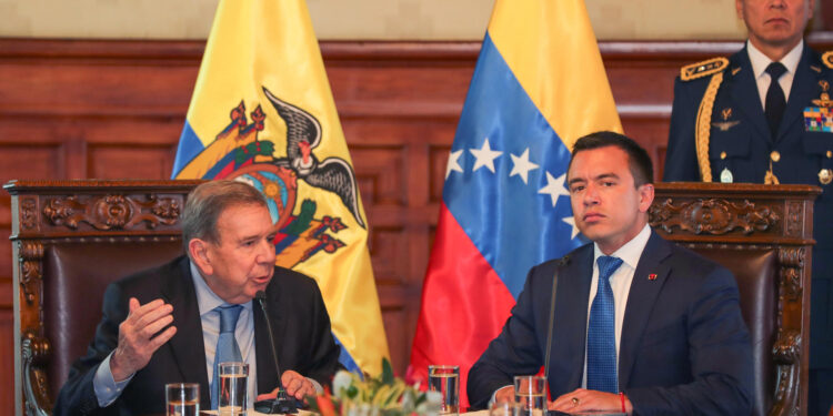 AME4643. QUITO (ECUADOR), 28/01/2025.- El presidente de Ecuador, Daniel Noboa (d), participa durante una reunión con el líder antichavista Edmundo González Urrutia, este martes en el Palacio de Gobierno en Quito (Ecuador). González Urrutia visita Ecuador para reunirse con Noboa -quien lo reconoce como ganador de las presidenciales-, tras visitar, en las últimas semanas, Argentina, Uruguay, Panamá, República Dominicana, Guatemala, Costa Rica y Estados Unidos. EFE/ José Jácome