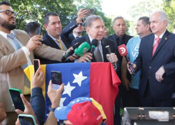 AME8599. MONTEVIDEO (URUGUAY), 04/01/2025.- El líder opositor venezolano Edmundo González Urrutia da declaraciones este sábado, en Montevideo (Uruguay). González Urrutia agradeció al presidente de Uruguay, Luis Lacalle Pou, "por haber sido solidario" con la causa de su país y aseguró a la gente que lo acompañó en Montevideo que se logrará la recuperación de Venezuela. EFE/ Gastón Britos