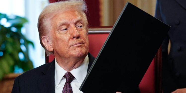 Washington (United States), 20/01/2025.- Newly sworn-in President Donald Trump takes part in a signing ceremony in the President's Room following the 60th inaugural ceremony at the US Capitol in Washington, DC, USA, 20 January 2025. Trump became the 47th president of the United States in a rare indoor inauguration ceremony. The parade was also moved inside Capitol One Arena due to weather. (Estados Unidos) EFE/EPA/Melina Mara / POOL