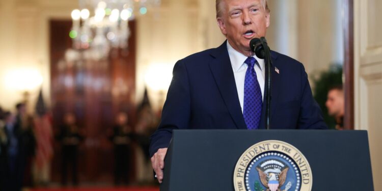 Washington (Usa), 29/01/2025.- US President Donald Trump speaks during an event in the East Room of the White House in Washington, DC, USA, 29 January 2025. The Laken Riley Act is the first bill signed by President Trump in his new administration, named after a slain Georgia nursing student and would require the detention of unauthorized immigrants that have been accused of theft and violent crimes. EFE/EPA/SAMUEL CORUM / POOL