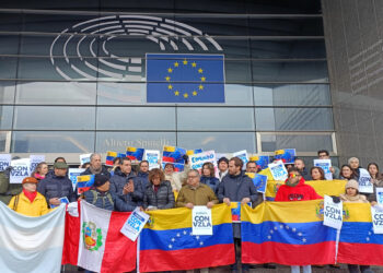 BRUSELAS, 09/01/2025.- La delegación del conservador Partido Popular en el Parlamento Europeo se concentró este jueves con un grupo de venezolanos residentes en Bélgica frente a la sede de la Eurocámara para reclamar que el líder opositor, Edmundo González Urrutia, pueda asumir mañana la presidencia de Venezuela y que Europa reaccione unida a lo que tildaron de "golpe antidemocrático". EFE/ Laura Zornoza