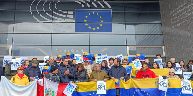 BRUSELAS, 09/01/2025.- La delegación del conservador Partido Popular en el Parlamento Europeo se concentró este jueves con un grupo de venezolanos residentes en Bélgica frente a la sede de la Eurocámara para reclamar que el líder opositor, Edmundo González Urrutia, pueda asumir mañana la presidencia de Venezuela y que Europa reaccione unida a lo que tildaron de "golpe antidemocrático". EFE/ Laura Zornoza