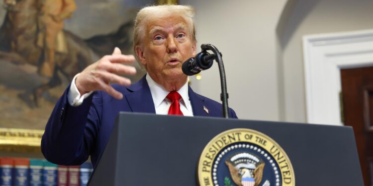 Washington (United States), 21/01/2025.- US President Donald Trump delivers remarks on artificial intelligence (AI) infrastructure in the Roosevelt Room of the White House in Washington DC, USA, 21 January 2025. Trump is expected to announce a 500 US billion dollar AI infrastructure investment in the US. EFE/EPA/AARON SCHWARTZ / POOL