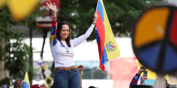 AME9799. CARACAS (VENEZUELA), 09/01/2025.- La líder antichavista María Corina Machado saluda a sus seguidores este jueves, en una manifestación en Caracas (Venezuela). Machado anunció, a un día de la toma de posesión presidencial, el comienzo de una "nueva fase" del proceso para "la libertad de Venezuela", y pidió a los ciudadanos estar atentos a las señales sobre los próximos pasos. EFE/ Miguel Gutiérrez