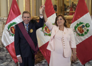 -FOTODELDÍA- AME4924. LIMA (PERÚ), 29/01/2025.- La presidenta de Perú, Dina Boluarte (d) estrecha la mano del líder antichavista Edmundo González Urrutia este miércoles, en el Palacio de Gobierno en Lima (Perú). Boluarte otorgó la máxima condecoración del Estado peruano al líder opositor venezolano Edmundo González Urrutia, a quien reiteró su reconocimiento como mandatario electo. EFE/ John Reyes Mejía