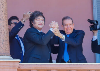 AME8483. BUENOS AIRES (ARGENTINA), 04/01/2025.- El presidente de Argentina, Javier Milei (i), posa con el líder opositor venezolano Edmundo González Urrutia este sábado, en la Casa Rosada en Buenos Aires (Argentina). González Urrutia inició así una visita a Argentina, que proseguirá por distintos países latinoamericanos hasta el 10 de enero, cuando planea ir a Venezuela pese a la orden de captura emitida contra él por el Gobierno de Nicolás Maduro. EFE/ Juan Ignacio Roncoroni