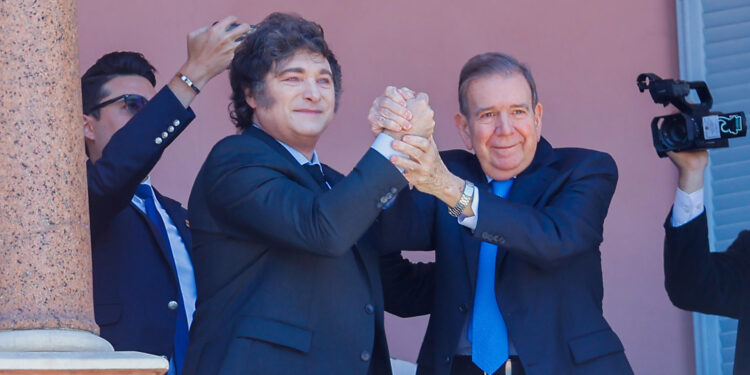 AME8483. BUENOS AIRES (ARGENTINA), 04/01/2025.- El presidente de Argentina, Javier Milei (i), posa con el líder opositor venezolano Edmundo González Urrutia este sábado, en la Casa Rosada en Buenos Aires (Argentina). González Urrutia inició así una visita a Argentina, que proseguirá por distintos países latinoamericanos hasta el 10 de enero, cuando planea ir a Venezuela pese a la orden de captura emitida contra él por el Gobierno de Nicolás Maduro. EFE/ Juan Ignacio Roncoroni