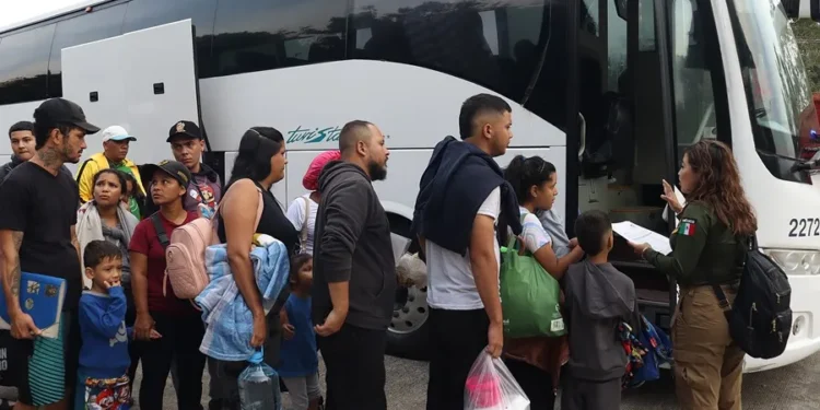 Migrantes esperan para abordar autobuses este viernes, en el municipio de Tapachula en Chiapas (México). EFE/Juan Manuel Blanco