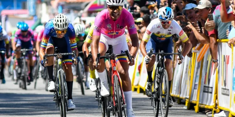 El venezolano Arlex Méndez ganó la tercera etapa de la Vuelta al Táchira 2025. (Foto Prensa Vuelta al Táchira © @empirekeeway)