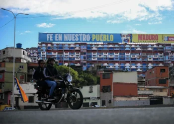 Una valla publicitaria del presidente venezolano Nicolás Maduro se ve en el barrio 23 de enero en Caracas el 2 de enero de 2025 AFP