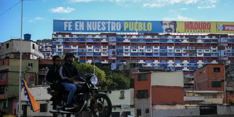 Una valla publicitaria del presidente venezolano Nicolás Maduro se ve en el barrio 23 de enero en Caracas el 2 de enero de 2025 AFP