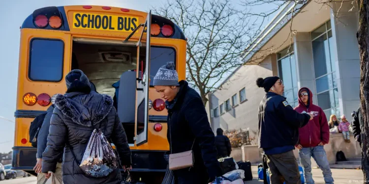 La ciudad de Chicago recibió a más de 50,000 migrantes durante la actual crisis migratoria. Una gran parte fue enviada en autobuses, aviones y trenes desde Texas, estado sureño que hace frontera con México y que es gobernado por los republicanos. (Archivo)