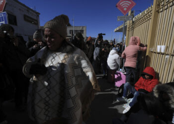 MEX352. CIUDAD JUÁREZ (MÉXICO), 20/01/2025.- Migrantes permanecen varados en el puente Internacional Paso del Norte, este lunes en Ciudad Juárez (México). La cancelación de citas programadas para solicitudes de asilo ha dejado este lunes a cientos de familias en la frontera de México con Estados Unidos en una situación desesperada, ya que enfrentan la posibilidad de regresar a sus países de origen, donde muchos aseguran que su vida corre peligro. EFE/ Luis Torres