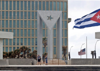 -FOTODELDÍA- AME1517. LA HABANA (CUBA), 15/01/2025.- Turistas visitan la embajada de Estados Unidos este miércoles, en La Habana (Cuba). Las autoridades cubanas aclararon este miércoles que las 553 personas que saldrán de las cárceles de la isla no han sido ni indultadas ni amnistiadas -sino, técnicamente, excarceladas- y que, por tanto, "pueden regresar a la prisión" si no cumplen una serie de "requisitos", como una "buena conducta". EFE/ Ernesto Mastrascusa