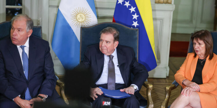 AME8539. BUENOS AIRES (ARGENTINA), 04/01/2025.- El líder opositor venezolano Edmundo González Urrutia (c) participa en una rueda de prensa acompañado por la ministra de seguridad de Argentina, Patricia Bullrich (d), y el ministro de Relaciones Exteriores, Comercio Exterior y Culto de Argentina, Gerardo Werthein, este sábado, en el Palacio de San Martín sede de la cancillería en Buenos Aires (Argentina). EFE/ Juan Ignacio Roncoroni