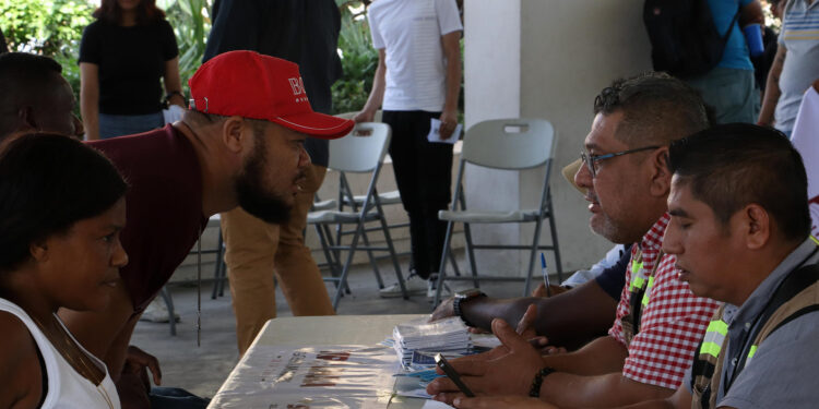 MEX069. TAPACHULA (MÉXICO), 18/01/2025.- Migrantes hacen tramites este viernes, en el municipio de Tapachula en Chiapas (México). La mayor ciudad de la frontera sur de México, Tapachula, prepara un plan emergente para atender una previsible saturación migratoria ante el regreso de Donald Trump el próximo lunes a la Casa Blanca y sus promesas de deportaciones masivas y mayores restricciones. EFE/ Juan Manuel Blanco