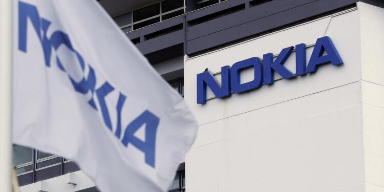 El logotipo de Nokia en un edificio del campus de Nokia en Saclay, al sur de París. EFE/ETIENNE LAURENT