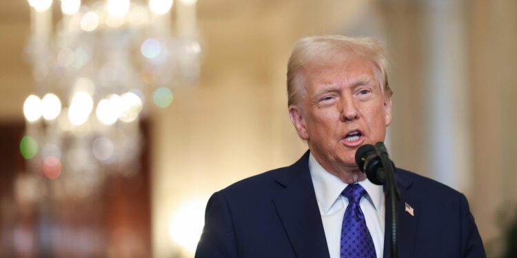 Washington (Usa), 29/01/2025.- US President Donald Trump speaks during an event in the East Room of the White House in Washington, DC, USA, 29 January 2025. The Laken Riley Act is the first bill signed by President Trump in his new administration, named after a slain Georgia nursing student and would require the detention of unauthorized immigrants that have been accused of theft and violent crimes. EFE/EPA/SAMUEL CORUM / POOL