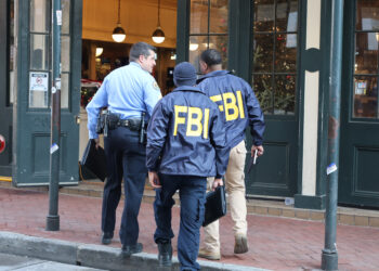 AME8221. NUEVA ORLEANS (ESTADOS UNIDOS), 02/01/2025.- Agentes de FBI investigan la zona donde se llevó a cabo un atentado este jueves, en Nueva Orleans (Estados Unidos). El presidente de Estados Unidos, Joe Biden, pidió a las fuerzas de seguridad del país que "aceleraran las investigaciones" para encontrar respuesta, entre otras cosas, a una posible conexión entre el atentado de Nueva Orleans y la explosión en Las Vegas. EFE/ Octavio Guzmán