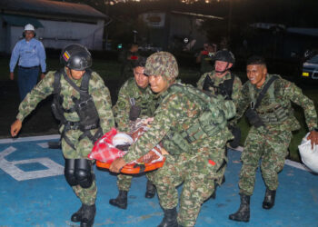 AME1970. EL TARRA (COLOMBIA), 16/01/2025.- Fotografía cedida por el Ejército Nacional de Colombia de integrantes de las Fuerzas Militares trasladando a una persona herida este jueves, en El Tarra (Colombia). La violencia estalló entre la guerrilla del Ejército de Liberación Nacional (ELN) y el Estado Mayor Central (EMC), una de las disidencias de las antiguas FARC, en la convulsa región del Catatumbo, en el noreste de Colombia, donde se cobró la vida de por lo menos cuatro firmantes del acuerdo de paz. EFE/ Ejército Nacional de Colombia /SOLO USO EDITORIAL/SOLO DISPONIBLE PARA ILUSTRAR LA NOTICIA QUE ACOMPAÑA (CRÉDITO OBLIGATORIO)