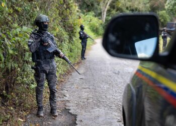 AME3334. FILAS DE MARICHE (VENEZUELA), 22/01/2025.- Integrantes de la Policía Nacional Bolivariana (PNB) participan en un operativo contra el líder de la banda delincuencial de Petare, Wilexis Acevedo Monasterio, este miércoles, en Filas de Mariches, sector La Lagunita estado Miranda (Venezuela). La Policía de Venezuela mató a Wilexis Alexander Acevedo Monasterio, alias 'Wilexis' uno de los delincuentes más buscados que hacía vida en Petare, la favela más grande del país, informó el titular de Interior, Diosdado Cabello. EFE/ Ronald Pena R.