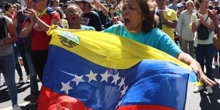 AME9695. CARACAS (VENEZUELA), 09/01/2025.- Simpatizantes del líder opositor venezolano Edmundo González Urrutia animan en una concentración este jueves, en Caracas (Venezuela). EFE/ Miguel Gutiérrez