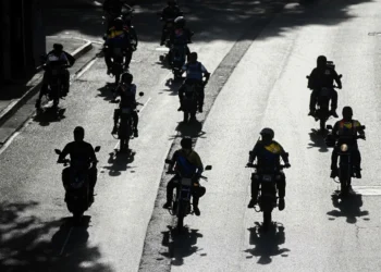 Partidarios de Nicolás Maduro asisten en motocicletas a una manifestación en Caracas AFP