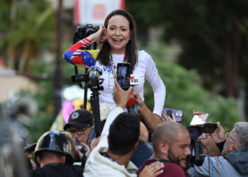 AME9799. CARACAS (VENEZUELA), 09/01/2025.- La líder antichavista María Corina Machado da declaraciones a la prensa este jueves, en una manifestación en Caracas (Venezuela). Machado anunció, a un día de la toma de posesión presidencial, el comienzo de una "nueva fase" del proceso para "la libertad de Venezuela", y pidió a los ciudadanos estar atentos a las señales sobre los próximos pasos. EFE/ Miguel Gutiérrez