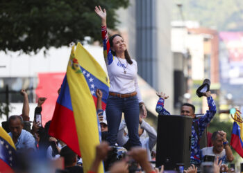 AME9799. CARACAS (VENEZUELA), 09/01/2025.- La líder antichavista María Corina Machado pronuncia un discurso este jueves, en una manifestación en Caracas (Venezuela). Machado expresó, cuando salió de la clandestinidad para participar en una protesta en Caracas, que Venezuela "superó el miedo" al estar en las calles para -aseguró- defender el reclamado triunfo de Edmundo González Urrutia en las elecciones del pasado julio, en las que Nicolás Maduro fue proclamado ganador por el organismo comicial. EFE/ Miguel Gutiérrez