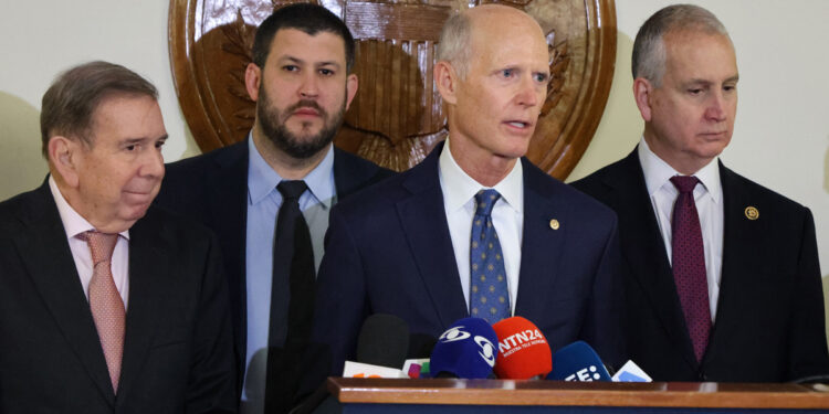 AME9236. WASHINGTON (ESTADOS UNIDOS), 07/01/2025.- El senador de Florida Rick Scott (c) habla junto al líder opositor venezolano Edmundo González Urrutia (i) tras una reunión con senadores estadounidenses este martes, en el Congreso en Washington (EE.UU.). González Urrutia, quien sostiene que ganó las elecciones en su país, concluyó su visita a Estados Unidos en la que recibió el apoyo del presidente saliente, Joe Biden, pero no concretó el esperado encuentro con el mandatario electo, Donald Trump. EFE/ Octavio Guzmán