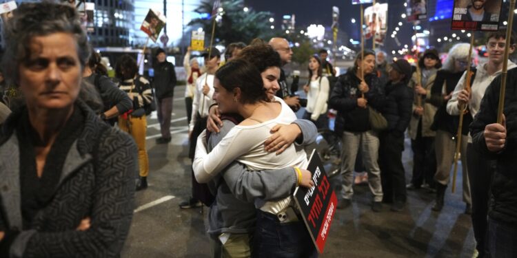 Familiares y amigos de personas asesinadas y secuestradas por Hamás y llevadas a Gaza, participan en una manifestación en Tel Aviv, Israel, el 15 de enero de 2025. (AP Foto/Ohad Zwigenberg)