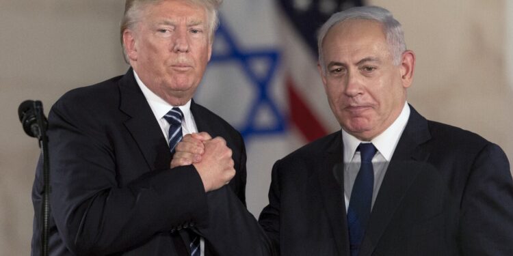 ARCHIVO - El presidente Donald Trump y el primer ministro israelí Benjamin Netanyahu se dan la mano en el Museo de Israel en Jerusalén, 23 de mayo de 2017. (AP foto/Sebastian Scheiner, archivo)