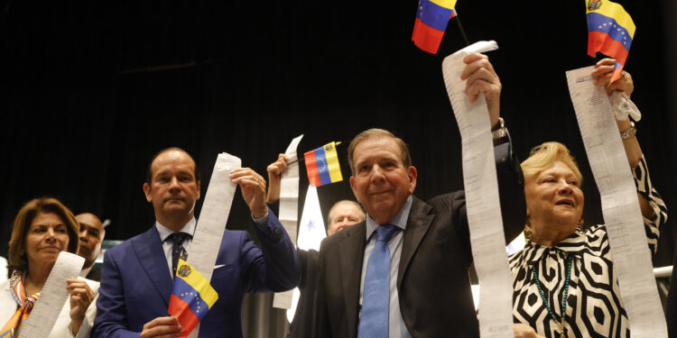 AME9427. CIUDAD DE PANAMÁ (PANAMÁ), 08/01/2025.- El líder opositor venezolano Edmundo González Urrutia (2-d) sostiene actas electorales junto a su esposa Mercedes López (d), la expresidenta de Costa Rica Laura Chinchilla (i) y el canciller de Panamá Javier Martínez-Acha este miércoles, en la Ciudad de Panamá (Panamá). González Urrutia dijo en Panamá que "de la suerte" de la lucha de la oposición contra el Gobierno de Nicolás Maduro en Venezuela "depende en gran medida la estabilidad democrática" del hemisferio. EFE/ Bienvenido Velasco