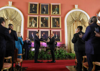 AME171. CARACAS (VENEZUELA), 10/01/2025.- Fotografía cedida por el Palacio de Miraflores del presidente de Venezuela, Nicolás Maduro (c-i), durante su juramentación frente al presidente de la Asamblea Nacional (AN) de Venezuela, Jorge Rodríguez, este viernes, en Caracas (Venezuela). Maduro fue juramentado como el presidente de Venezuela, para el período 2025-2031, por la Asamblea Nacional (AN, Parlamento), controlado por el oficialismo, pese a que la oposición mayoritaria reivindica que Edmundo González Urrutia fue el ganador de los comicios de julio pasado. EFE/ Palacio de Miraflores /SOLO USO EDITORIAL/ SOLO DISPONIBLE PARA ILUSTRAR LA NOTICIA QUE ACOMPAÑA (CRÉDITO OBLIGATORIO)