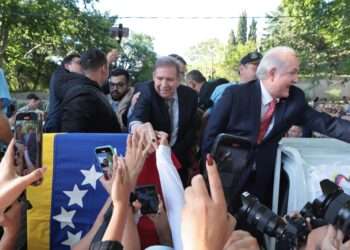 AME8599. MONTEVIDEO (URUGUAY), 04/01/2025.- El líder opositor venezolano Edmundo González Urrutia saluda a simpatizantes este sábado, en Montevideo (Uruguay). González Urrutia agradeció al presidente de Uruguay, Luis Lacalle Pou, "por haber sido solidario" con la causa de su país y aseguró a la gente que lo acompañó en Montevideo que se logrará la recuperación de Venezuela. EFE/ Gastón Britos