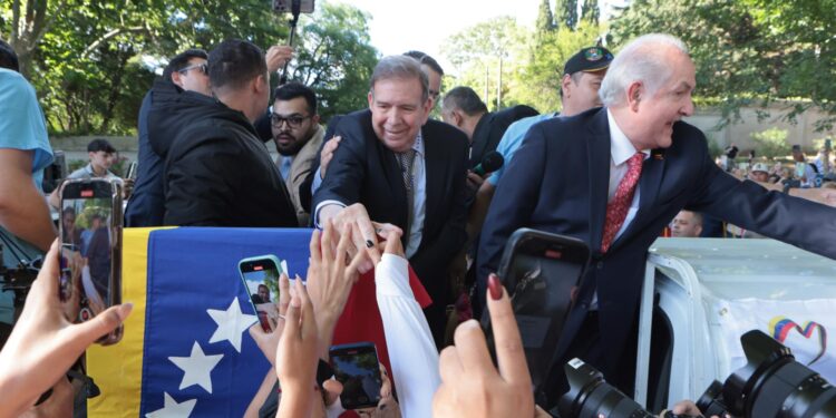 AME8599. MONTEVIDEO (URUGUAY), 04/01/2025.- El líder opositor venezolano Edmundo González Urrutia saluda a simpatizantes este sábado, en Montevideo (Uruguay). González Urrutia agradeció al presidente de Uruguay, Luis Lacalle Pou, "por haber sido solidario" con la causa de su país y aseguró a la gente que lo acompañó en Montevideo que se logrará la recuperación de Venezuela. EFE/ Gastón Britos