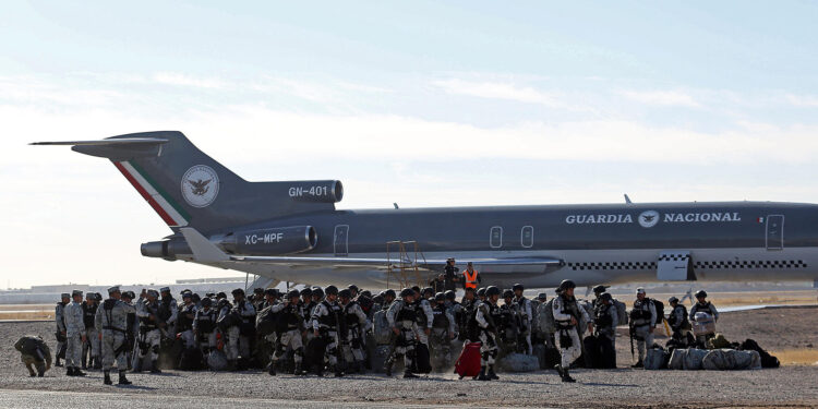 MEX1874. CIUDAD JUÁREZ (MÉXICO), 04/02/2025.- Integrantes de la Guardia Nacional de México (GN) llegan a Ciudad Juárez este martes, en el estado de Chihuahua (México). Más de un centenar de elementos de la Guardia Nacional arribaron a la fronteriza Ciudad Juárez, en el norte de México, como parte de los acuerdos entre la presidenta, Claudia Sheinbaum, y el mandatario de Estados Unidos, Donald Trump, a fin de reforzar la seguridad en la frontera común y combatir el tráfico de drogas, en especial de fentanilo. EFE/ Luis Torres